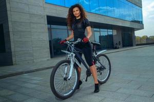 bellezza giovane brunetta ragazza con bicicletta foto