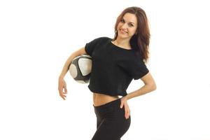 allegro donna sorridente su telecamera con calcio palla nel sua mani foto