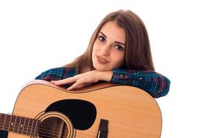 affascinante signora con chitarra nel mani foto