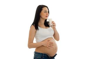 brunetta incinta futuro madre bevande latte isolato su bianca sfondo foto