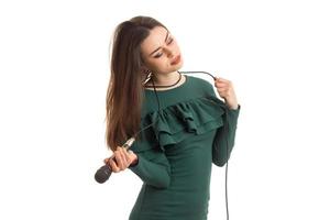 affascinante signora nel verde vestito con microfono foto