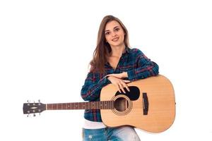 carino brunetta ragazza giocando chitarra foto