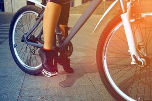 bellissimo donna gambe con bicicletta avvicinamento foto