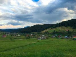 montagna paesaggio nel soleggiato tempo metereologico foto