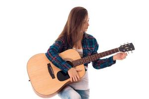 attraente giovane donna con chitarra foto