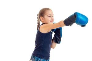 poco ragazza nel boxe guanti praticante foto