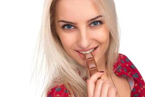 bellissimo ragazza mangiare cioccolato foto