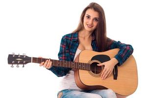 attraente signora con chitarra nel mani foto