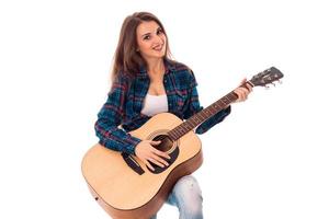 contento ragazza con chitarra nel mani foto