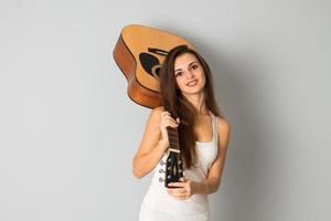 bellissimo brunetta donna con chitarra nel mani foto