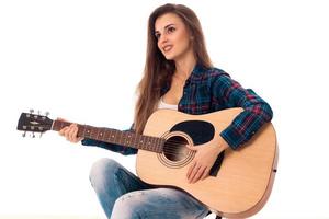 ragazza con chitarra nel mani sorridente foto