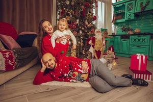 contento famiglia celebrare Natale e nuovo anno insieme a casa foto
