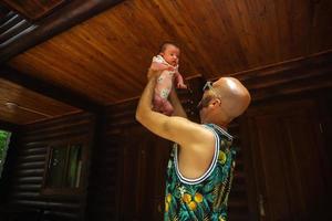 carino poco bambino nel di papà braccia foto