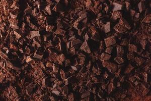 piatto posare Visualizza di buio cioccolato tritato. struttura di Cracked cioccolato con copia spazio. foto