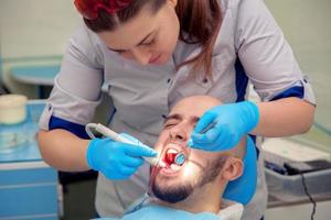 foto di bello tipo ossequi carie denti nel il dentale ufficio