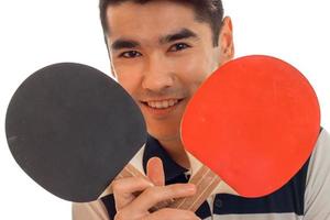 simpatico giovane brunett uomo giocando ping-pong isolato su bianca sfondo foto