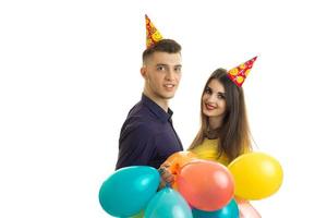 contento giovane coppia celebrare un' compleanno festa con palloncini nel mani foto