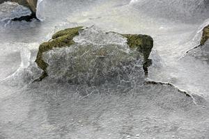 roccia screpolatura attraverso il ghiaccio nel vagspollen nel il lofoten isole, Norvegia nel il inverno. foto