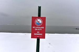 inverno neve su il spiaggia foto