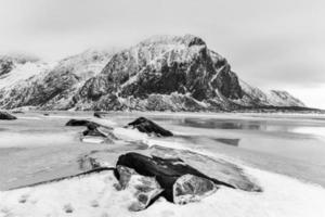 panoramico ciottolo spiaggia nel uova, lofoten isole, artico, Norvegia, Scandinavia, Europa su un' nuvoloso, inverno giorno. foto