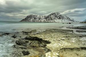 skagsanden spiaggia nel il lofoten isole, Norvegia nel il inverno su un' nuvoloso giorno. foto