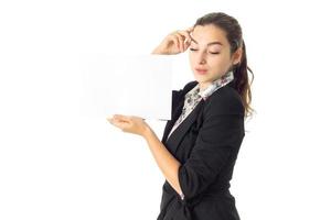 donna nel uniforme con bianca cartellone nel mani foto