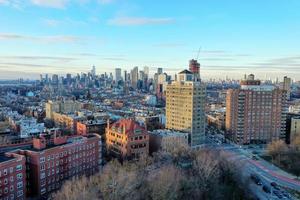 aereo Visualizza di il Manhattan e brooklyn orizzonte a partire dal prospettiva altezza, brooklyn. foto