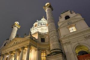 Karlskirche, vienna a notte foto