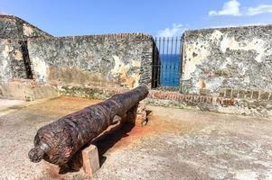 cannone su castillo san felipe del morro anche conosciuto come forte san felipe del morro o morro castello. esso è un' 16 ° secolo cittadella collocato nel san Giovanni, puerto stecca. foto