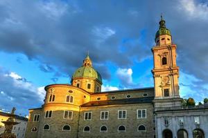 il famoso salisburgo Cattedrale a domplatz nel salisburgo, Austria. foto