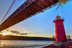 Giorgio Washington ponte e il rosso poco faro nel forte Washington parco, nuovo York, NY nel il sera. foto