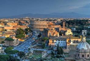 colosseo come visto a partire dal il altare di il patria nel Roma, Italia. foto