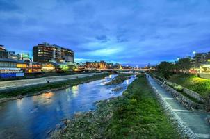 il kamo fiume a notte nel kyoto, Giappone foto