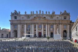 santo di Pietro basilica e piazza nel preparazione per Pasqua celebrazione nel il Vaticano città. foto