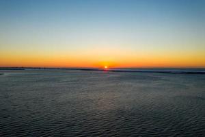 aereo Visualizza di un' neve coperto coney isola spiaggia durante il inverno a Alba nel brooklyn, nuovo York foto