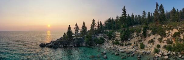 segreto baia lungo lago tahoe nel Nevada. segreto baia è uno di un' serie di spiagge collocato lungo autostrada 28 su il a distanza est riva di lago tahoe. foto