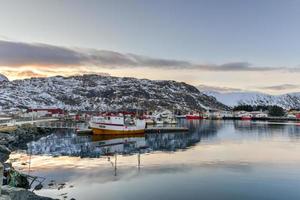 inverno paesaggio lungo il villaggio di Fredvang nel il lofoten isole, Norvegia. foto