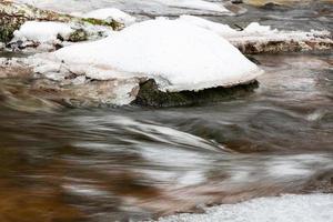 un' piccolo roccioso foresta fiume nel inverno foto