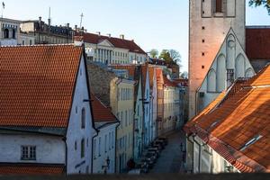 Tallinn vecchio cittadina nel estate sera foto