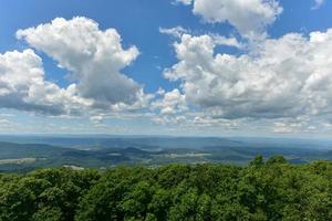 Visualizza di il shenandoah valle e blu cresta montagne a partire dal shenandoah nazionale parco, Virginia foto