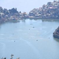 vista completa del lago naini durante la sera vicino alla strada del centro commerciale a nainital, uttarakhand, india, bellissima vista del lago nainital con montagne e cielo blu foto