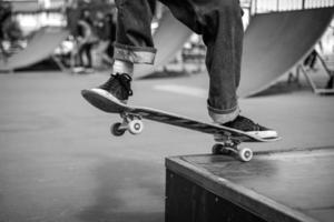 skateboarder fa il trucco con un' saltare su il rampa. skateboarder volante nel il aria foto