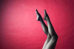 gambe di giovane donna caucasica in calzamaglia nera foto