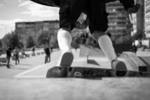 skateboarder fa il trucco con un' saltare su il rampa. skateboarder volante nel il aria foto