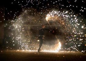 festivo fuoco mostrare eseguita di professionisti foto