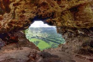 Visualizza attraverso il finestra grotta nel arecibo, puerto stecca. foto