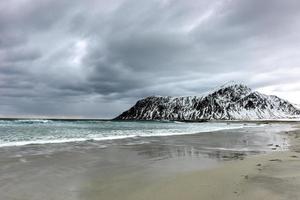 skagsanden spiaggia nel il lofoten isole, Norvegia nel il inverno su un' nuvoloso giorno. foto