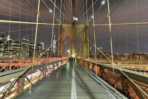 ponte di Brooklyn di notte foto