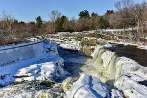 di maiale indietro cascate collocato su il rideau fiume nel di maiale indietro parco nel ottava, Ontario Canada congelato al di sopra di nel inverno. foto