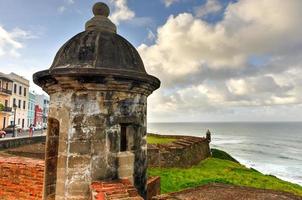 castillo de san cristobal nel san Giovanni, puerto stecca. esso è designato come un' unesco mondo eredità luogo da 1983. esso era costruito di Spagna per proteggere contro terra basato attacchi su il città di san giovanni. foto